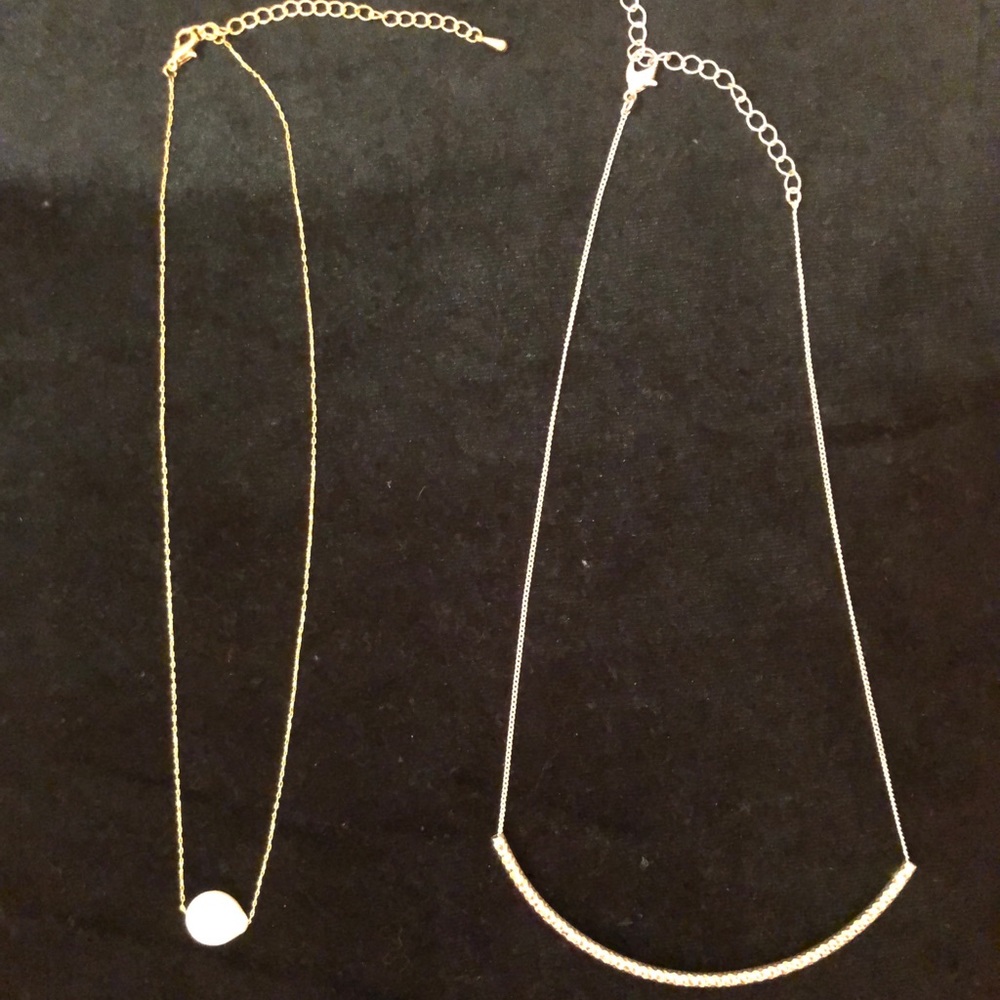 Set of two necklaces (one with pearl)